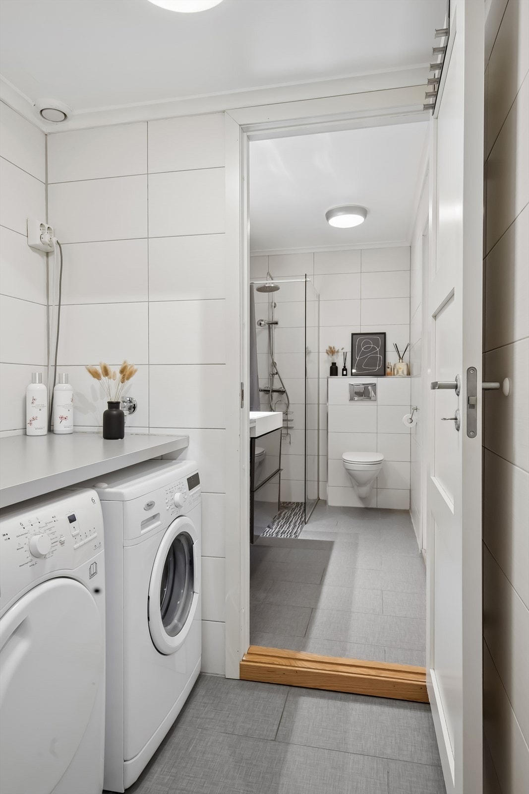 Inngang til bad via eget vaskerom Galleribilde