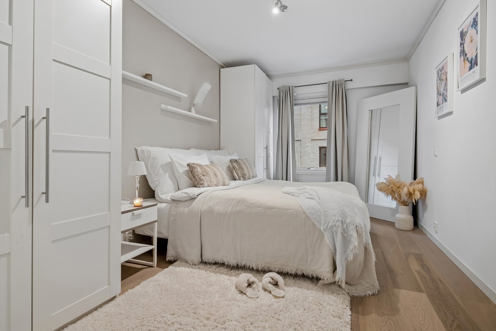 Soverommet er stort med adkomst via bad Galleribilde