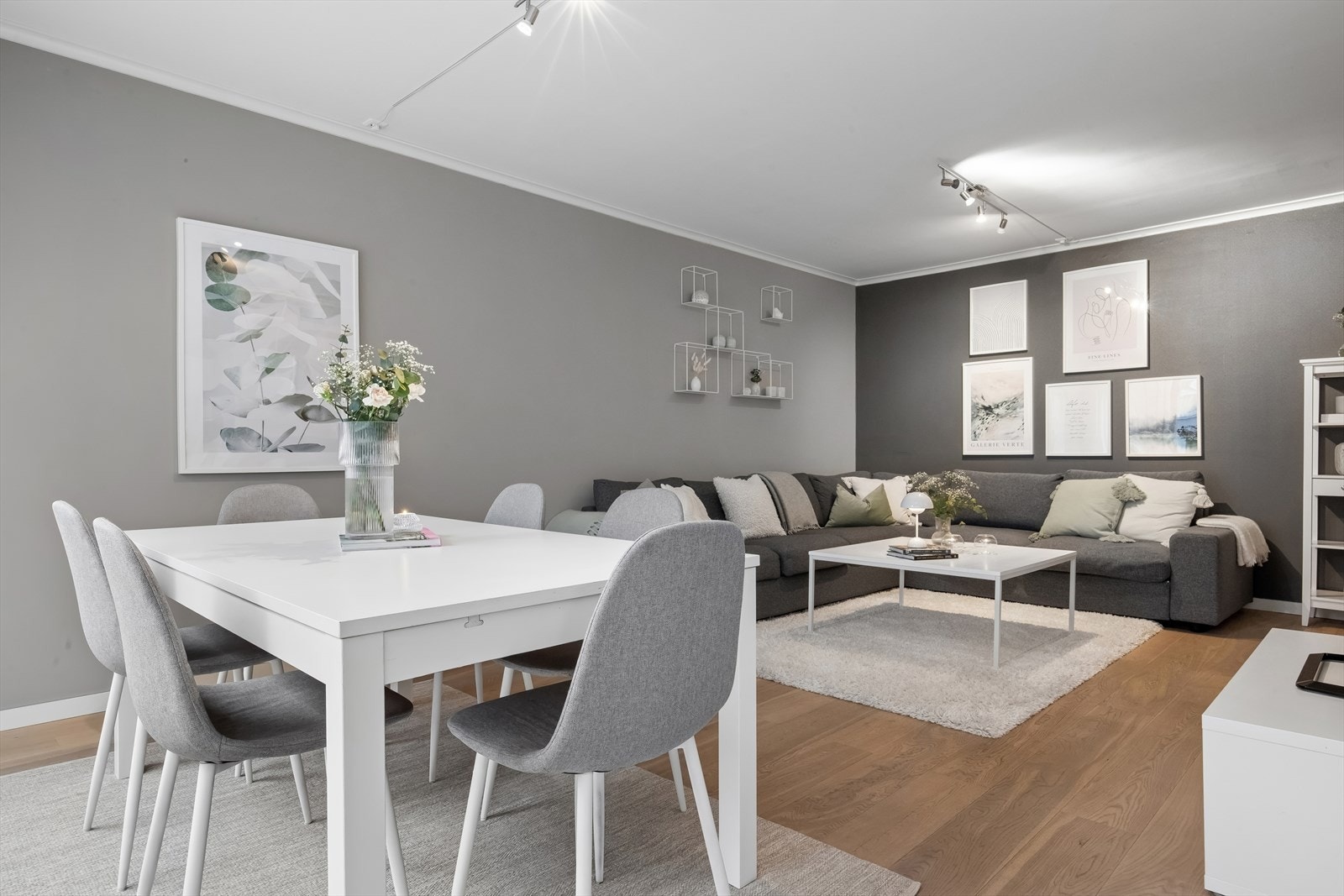 Stuen har behagelige moderne farger og er enkel å møblere Galleribilde