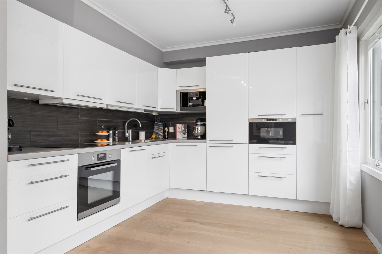 Kjøkkenet ble skiftet i 2012 med integrerte hvitevarer Galleribilde