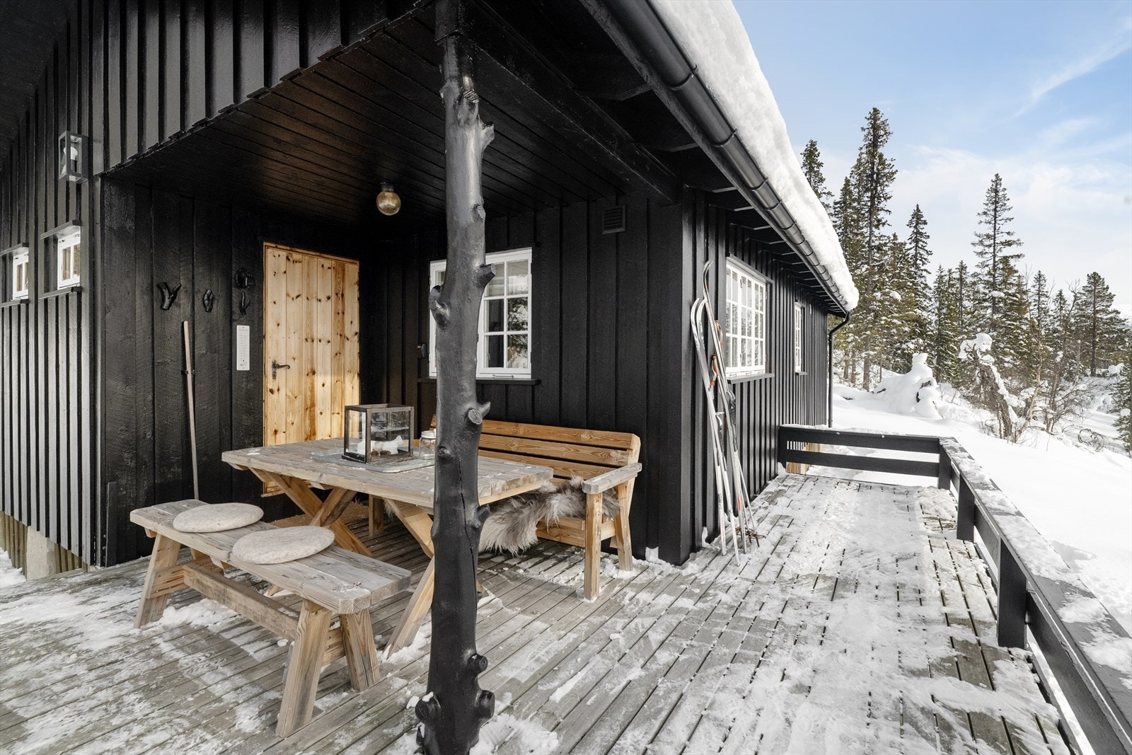 I tilknytning til inngangsdøren og entreen har hytta en flott og romslig veranda på 19 kvm. Verandaen har rekkverk og trapp ned til terreng. Deler av verandaen er også overbygget. Galleribilde