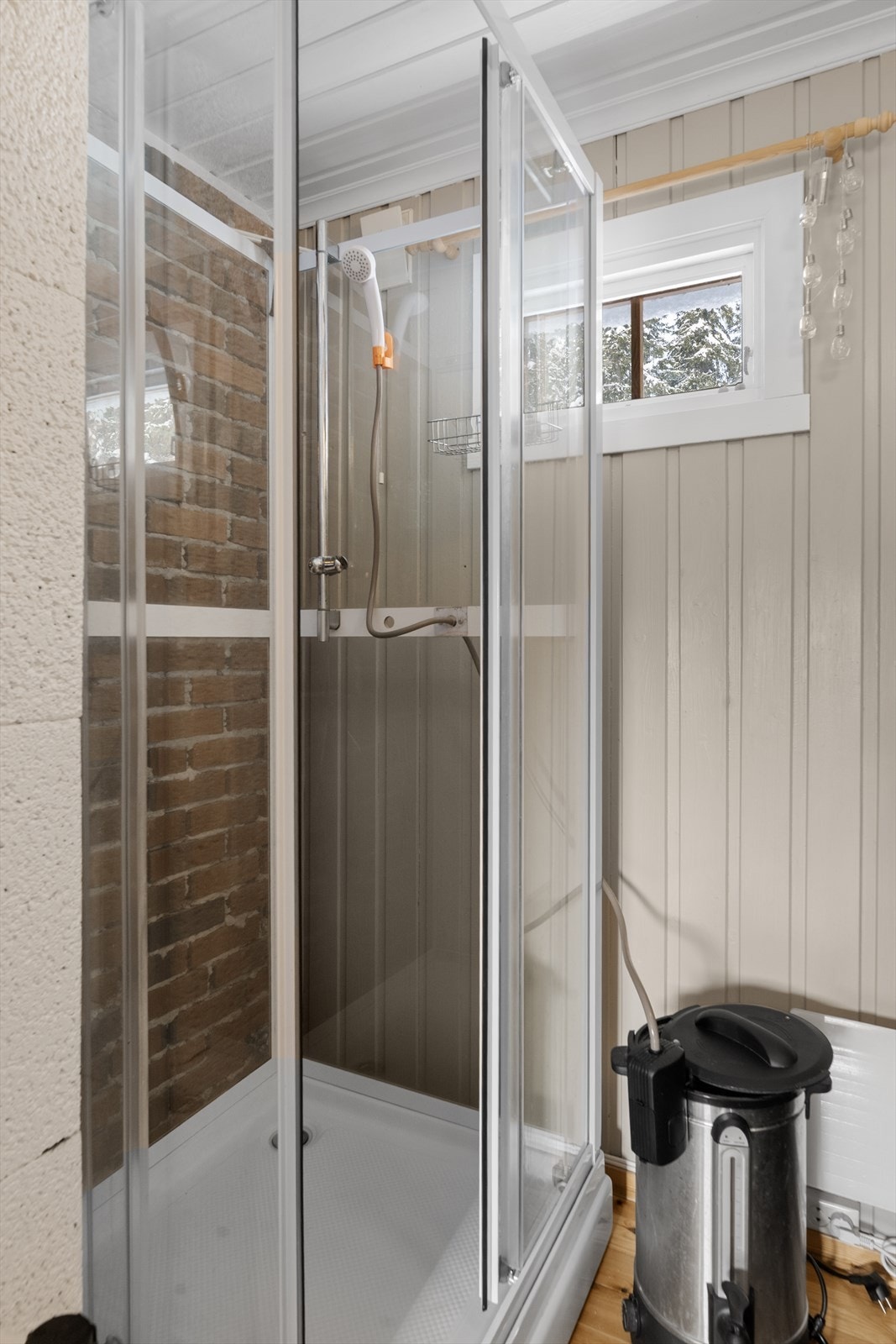 Rommet har ikke innlagt vann, sluk eller faste vanninstallasjoner, men det er etablerte påfyllbare vannløsninger til dusj og servant. Galleribilde