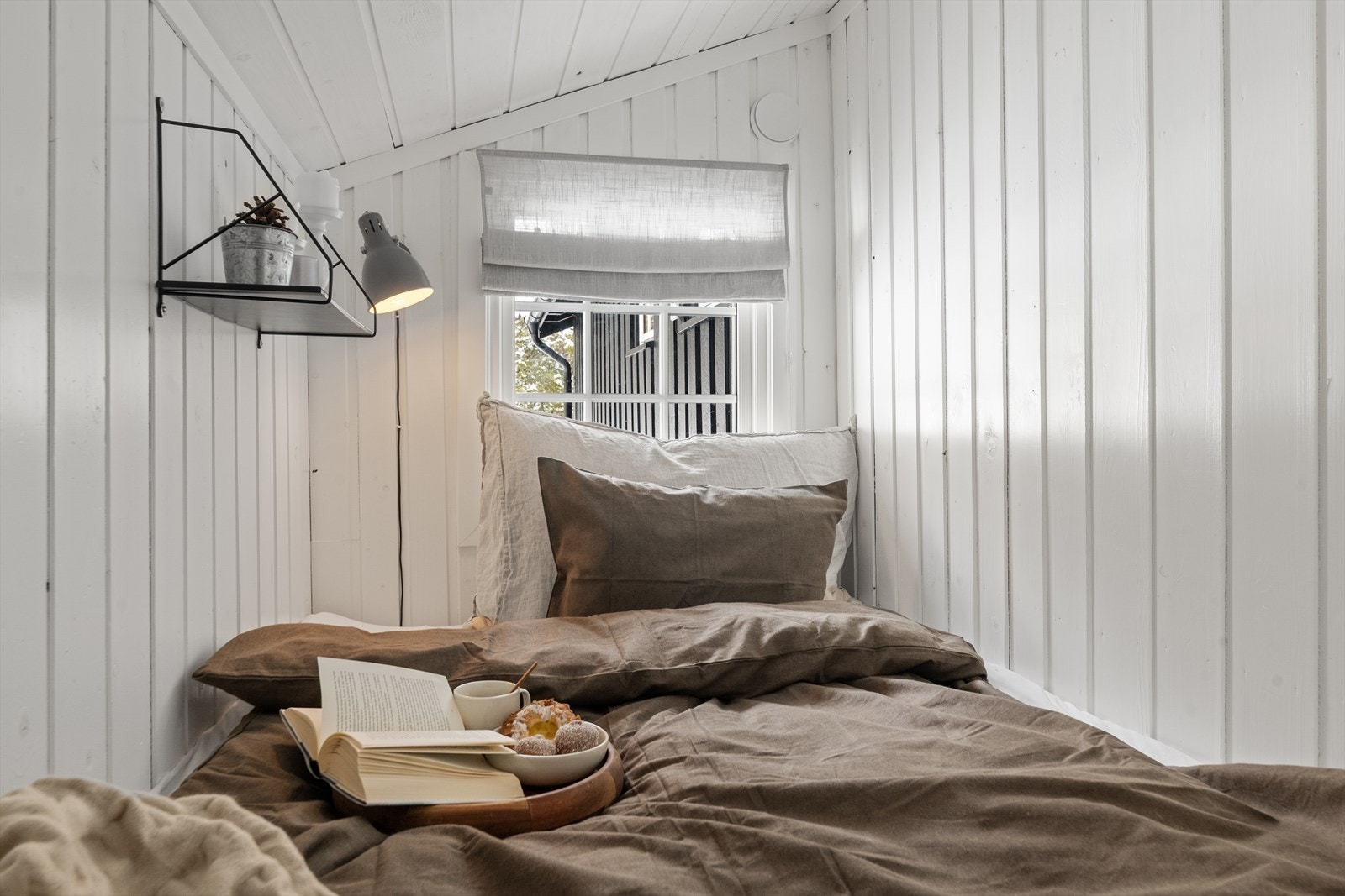 Soverom nr. 3. Dette rommet ble omgjort fra bod til soverom i 2018, men omgjøringen er ikke omsøkt og godkjent. Vindu ble byttet i 2017. Galleribilde