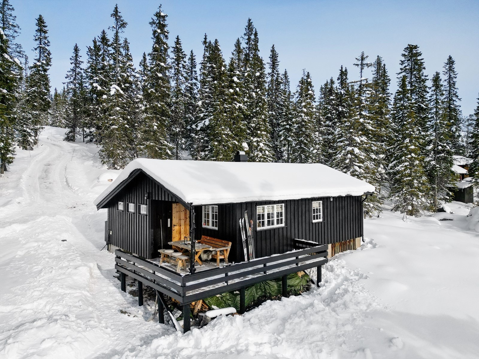 Hytta ligger fint og solrikt til med nydelig utsikt i naturskjønne omgivelser nær Akslarvatn i Skirvedalen. Området er en naturlig inngangsport til Hardangervidda og et glimrende utgangspunkt for den som søker friluftsliv og naturopplevelser. Galleribilde