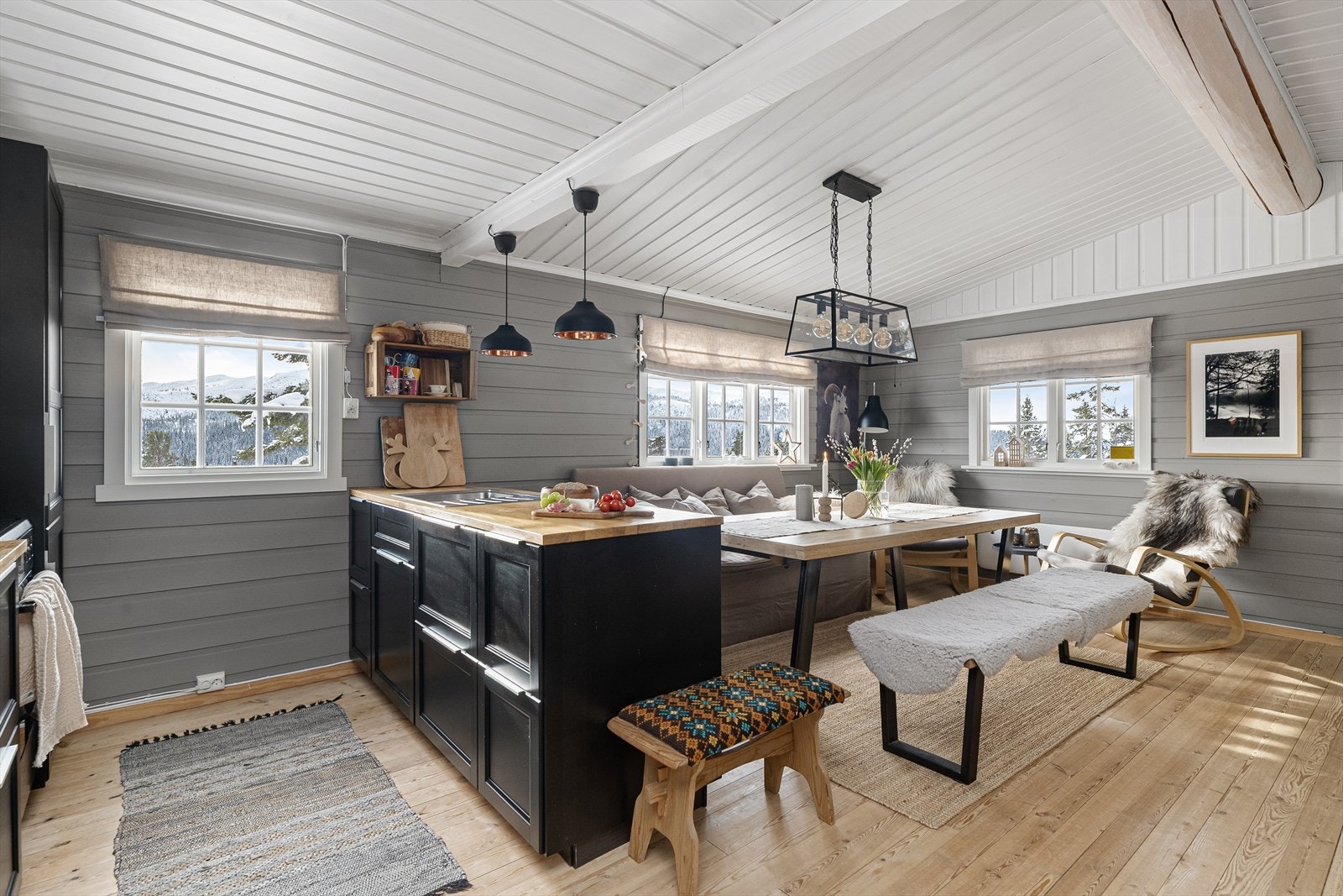 Stuen og kjøkkenet har en åpen og sosial løsning. Spisestueplassen ligger fint til ved kjøkkendelen. Galleribilde