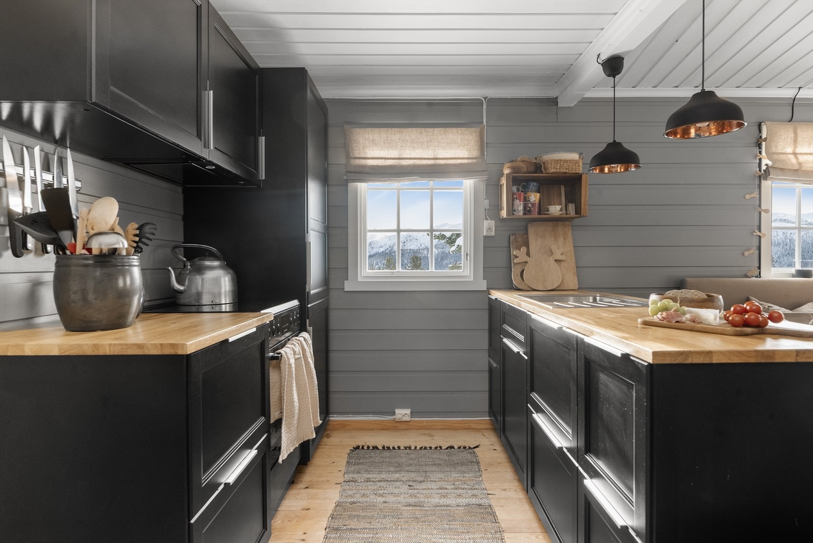 Kjøkkendelen har en pen innredning fra 2016 med profilerte fronter og heltre benkeplate. Det er kjøkkenventilator med avtrekk ut, integrert kjøleskap og avsatt plass til komfyr. Galleribilde