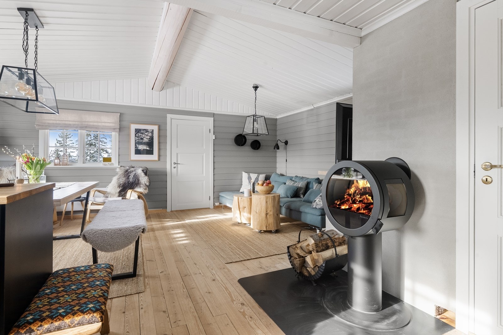 Alle overflater er også oppgradert de senere årene. Det er pene tregulv og malt panel på vegger. Galleribilde