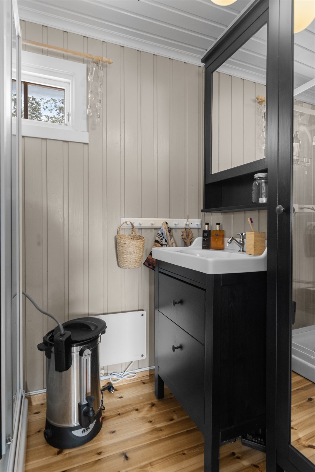 Pent stellerom oppgradert i 2016 med dusjkabinett og innredning med heldekkende hvit vask, underskuffer med slette fronter, overskap og høyskap med speildør. Galleribilde