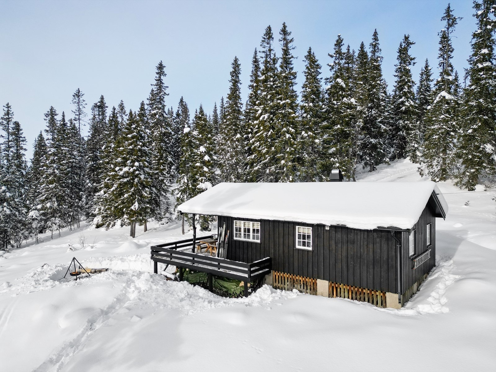 Utvendig er hytta oppgradert med tak og pipehatt fra 2017. Samme året ble det etablert helårs vann til hyttevegg ved elektrisk vannpumpe. Galleribilde