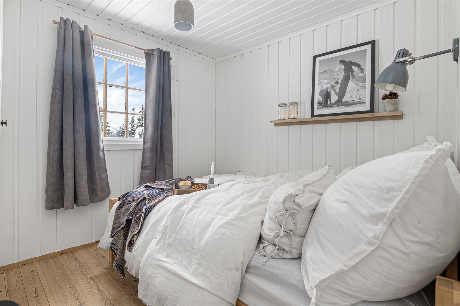 I hytta er det i dag tre lyse og pene soverom. Galleribilde