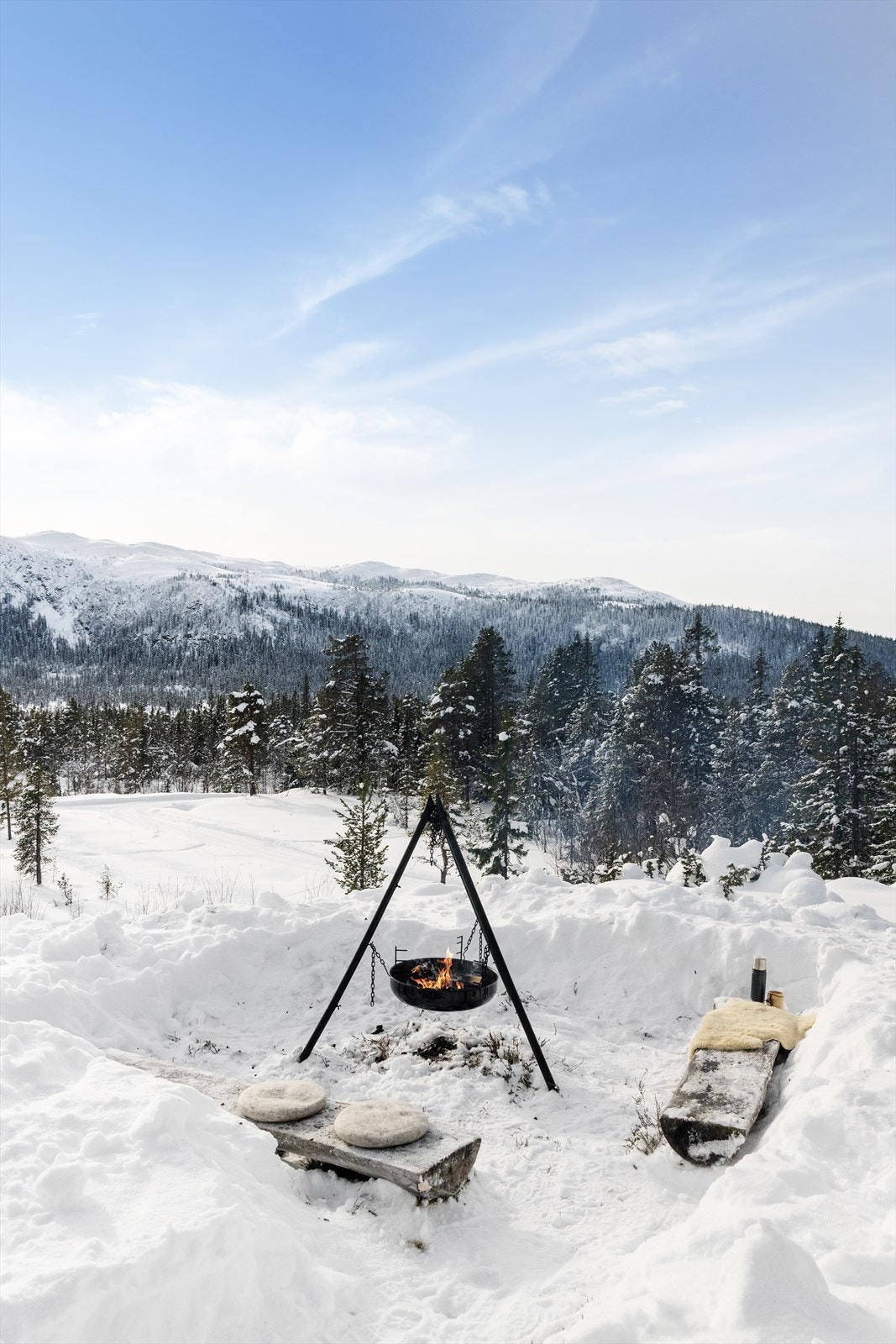 På tomten foran hytta er det tillaget en hyggelig bålplass med sittebenker. Også herifra kan den flotte utsikten nytes. Galleribilde