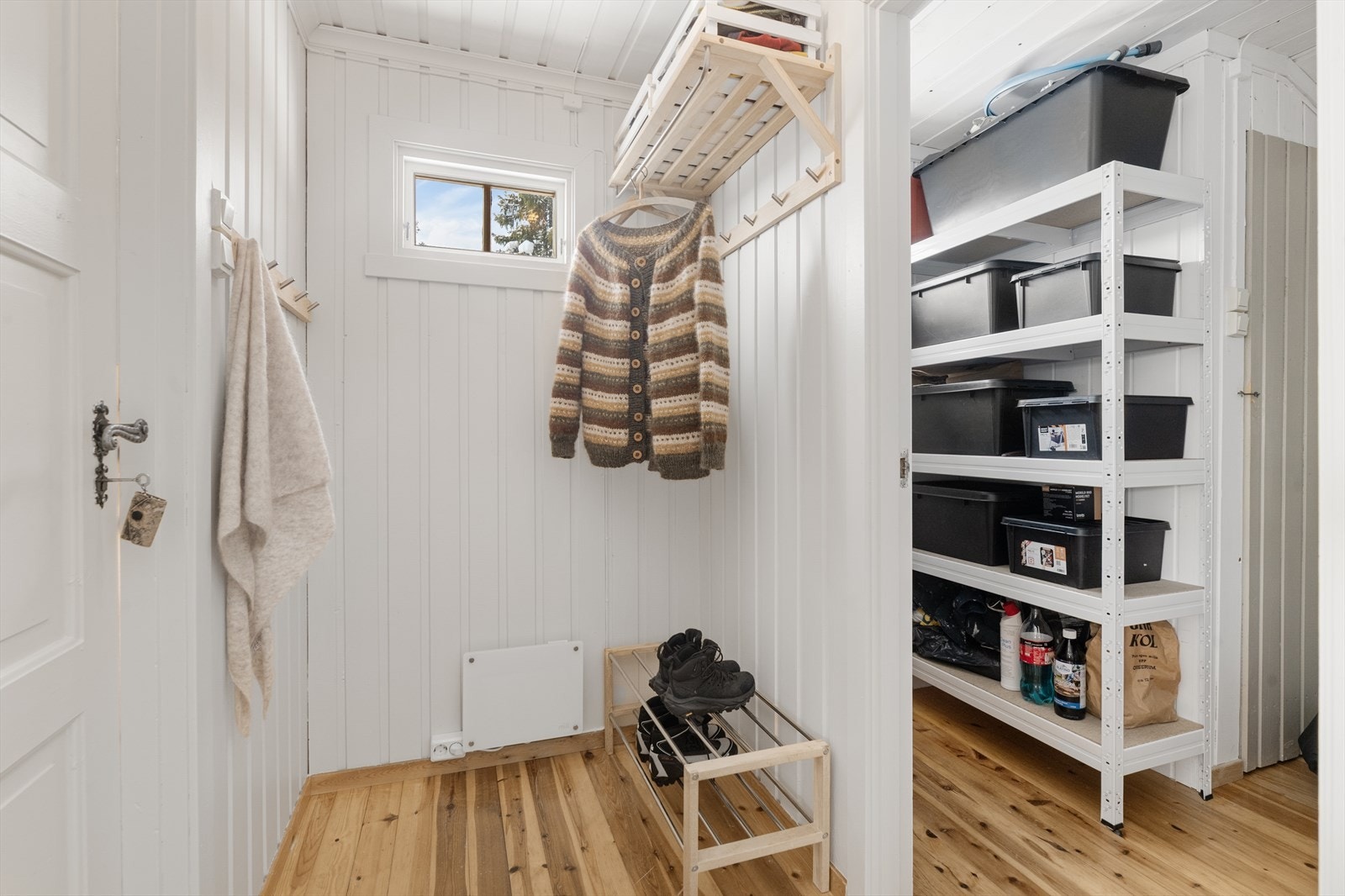 Hytta har en praktisk gang og entré med god plass til oppbevaring. Galleribilde