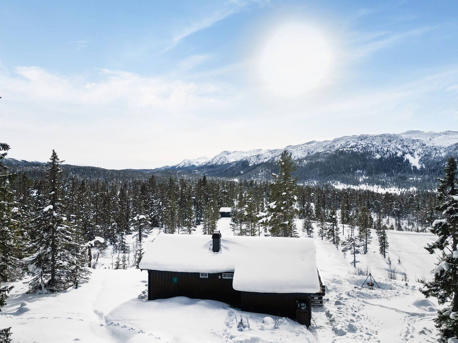 Det er bilvei helt frem og parkering like ved hytta. Galleribilde