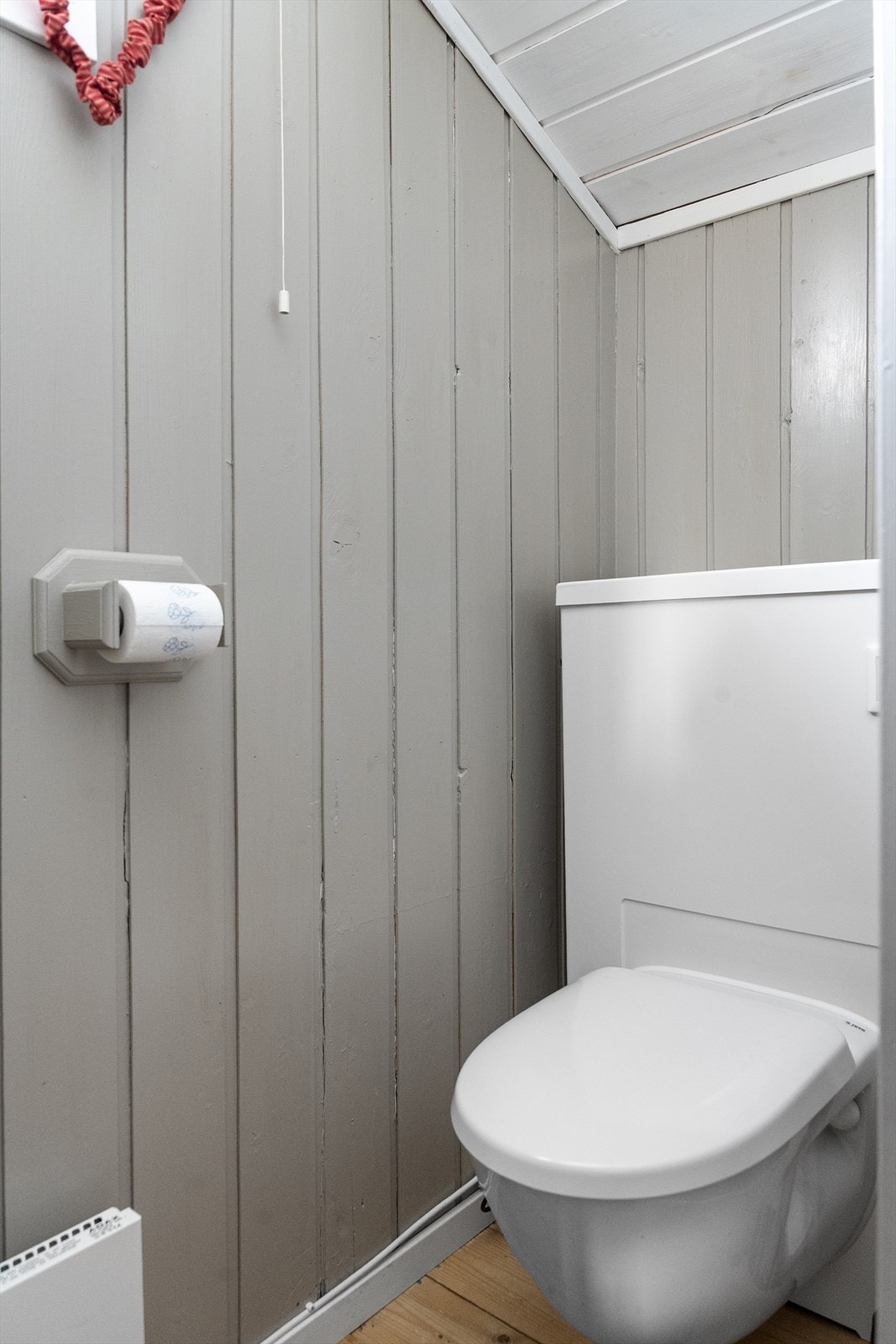 Hytta har et separat toalettrom med Jets vakuumtoalett fra 2018. Galleribilde