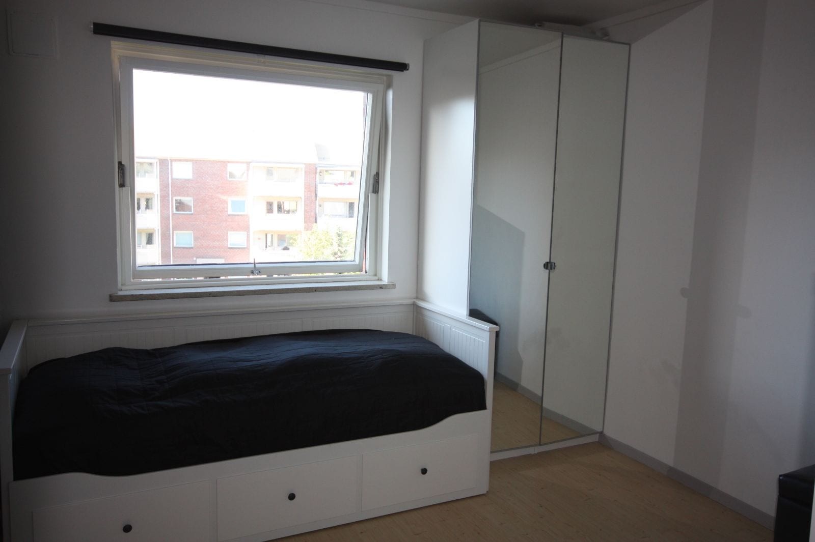 Soverom II med skap Galleribilde