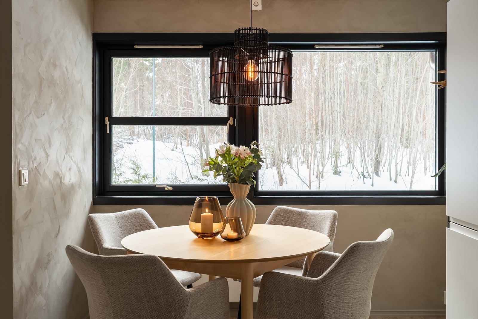 Den dekorative maleteknikken på veggene tilfører rommet dybde og skaper en varm og behagelig atmosfære. Galleribilde