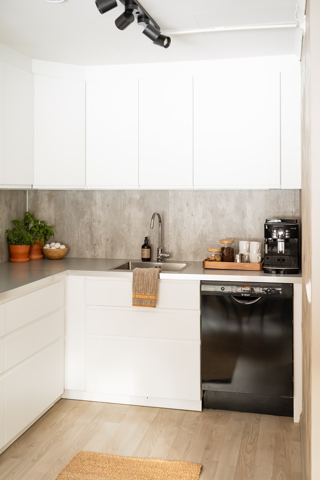 Over- og underskap gir gode oppbevaringsmuligheter. Galleribilde