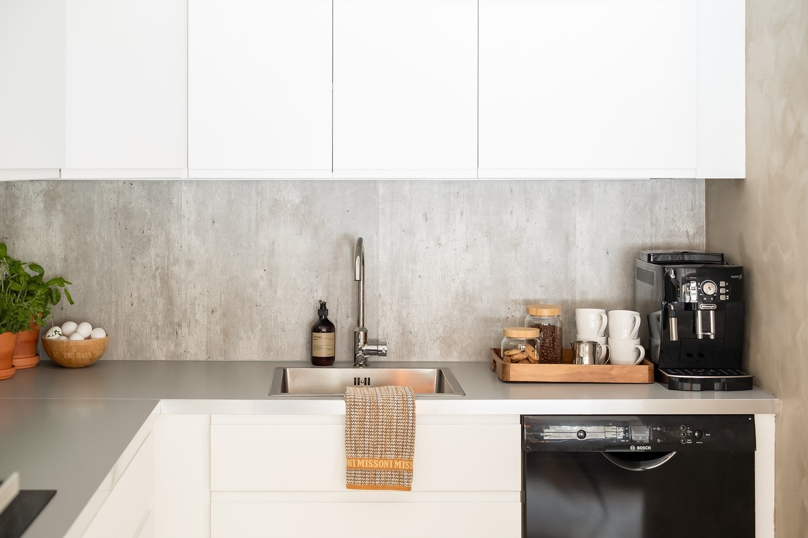 Moderne og lyst kjøkken med slette fronter. Galleribilde