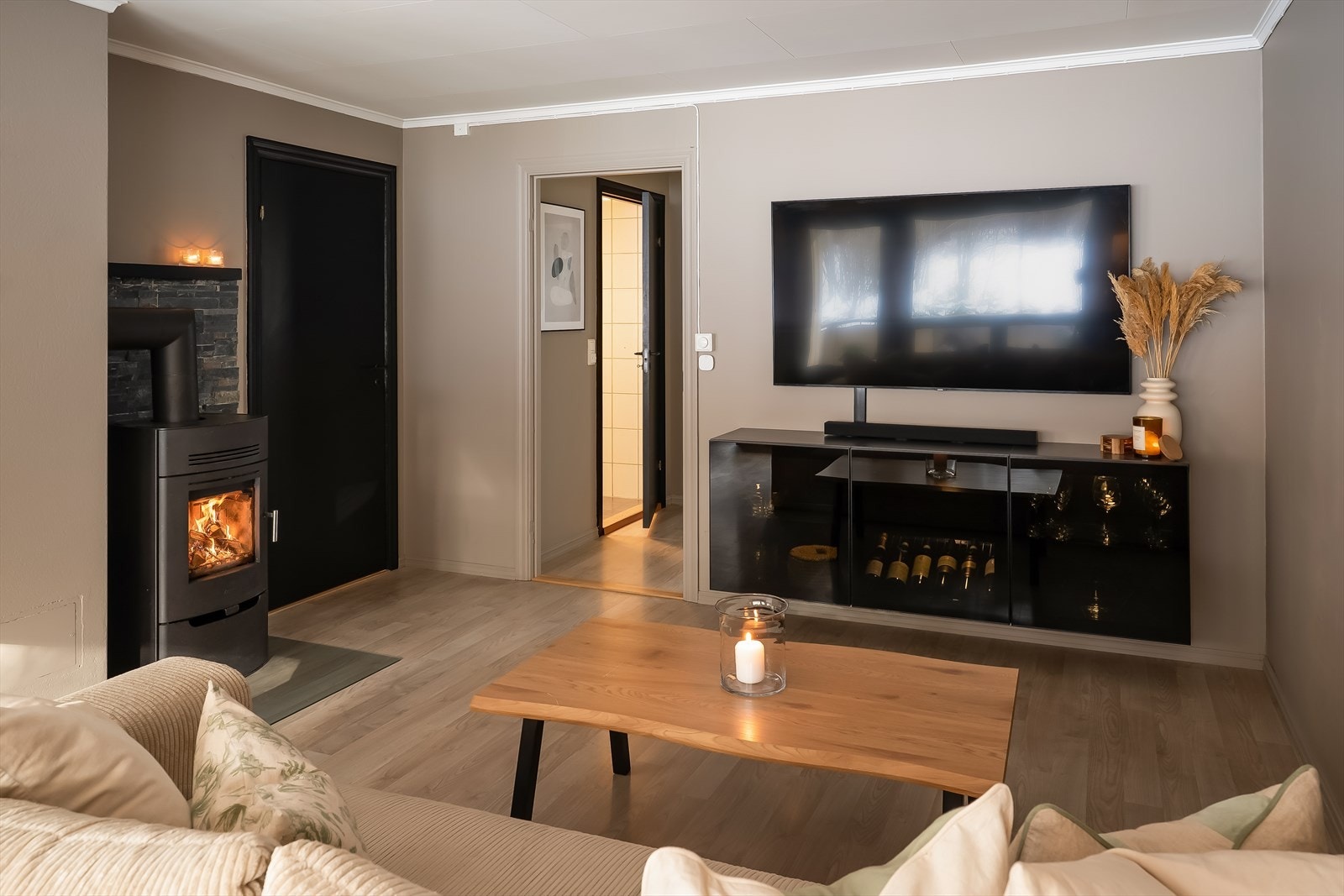 Attraktiv beliggenhet i et etablert og rolig boligområde på Vikåsen. Boligen ligger skjermet til og har en svært god plassering i området. Galleribilde