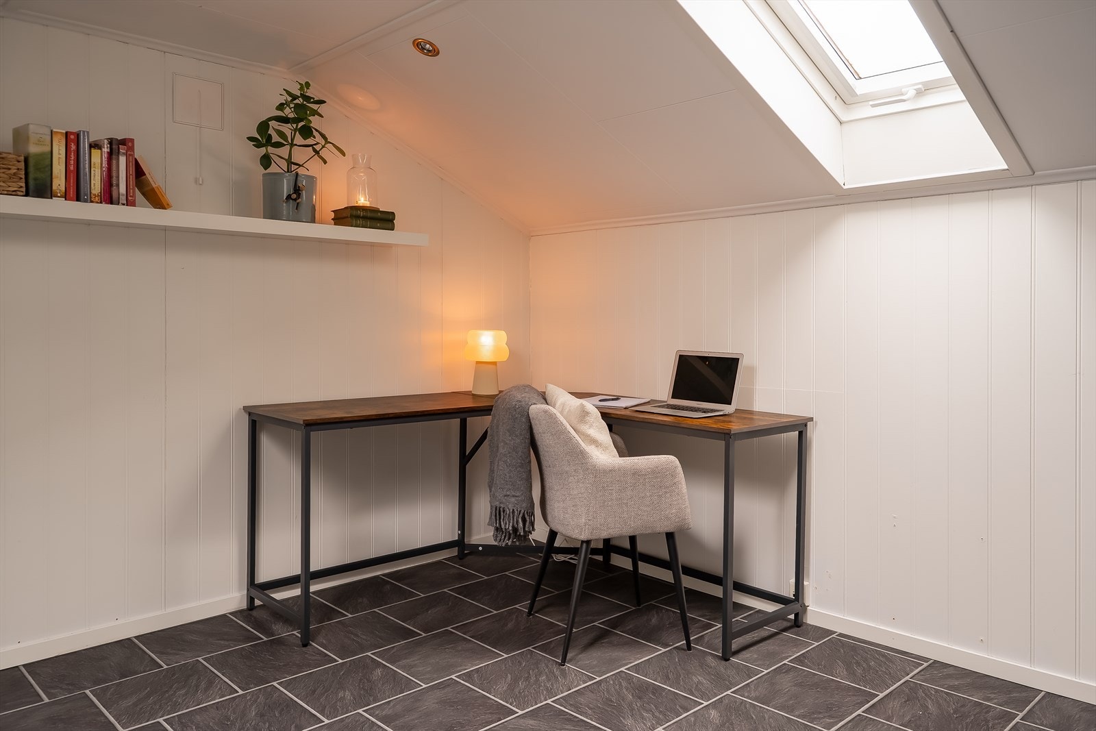 Loftsrom med takvindu som slipper inn naturlig lys. Galleribilde