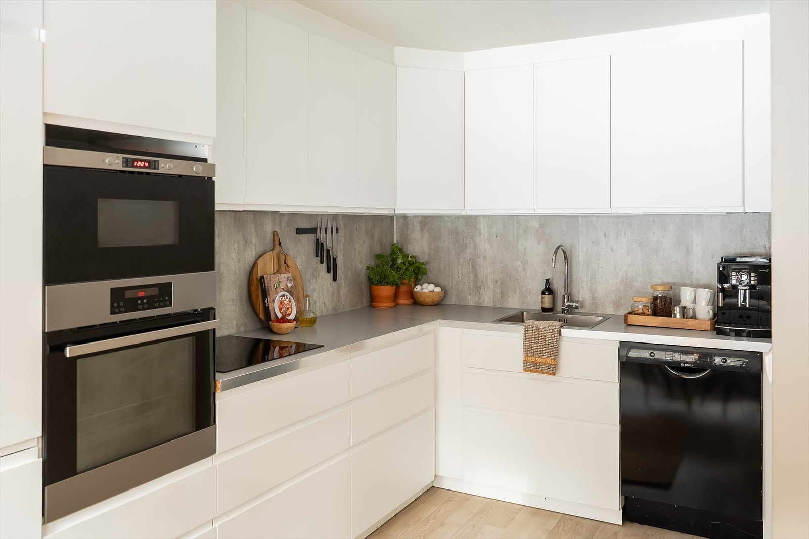 Praktisk løsning med koketopp, stekeovn og mikrobølgeovn i arbeidshøyde. Galleribilde