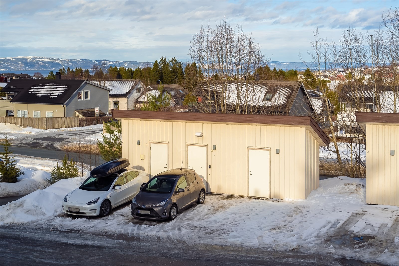 Boligen disponerer en praktisk utvendig bod med gode oppbevaringsmuligheter. Galleribilde