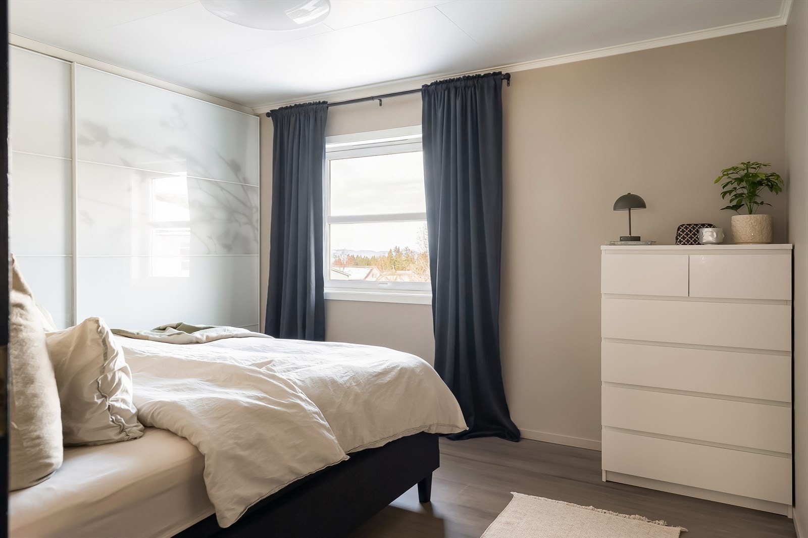 Vinduet slipper inn godt med naturlig lys og bidrar til en lys og behagelig romfølelse. Galleribilde