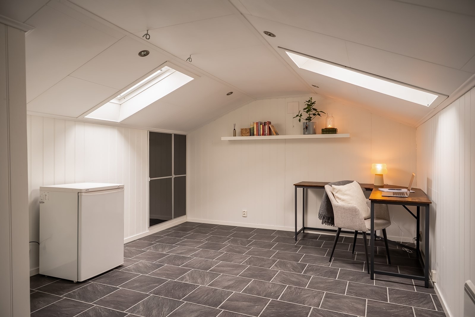 Lofstetasjen er på 15 kvm målbart areal. I tillegg til gulvarealet er det mye oppbevaringsplass i kneloft. Galleribilde