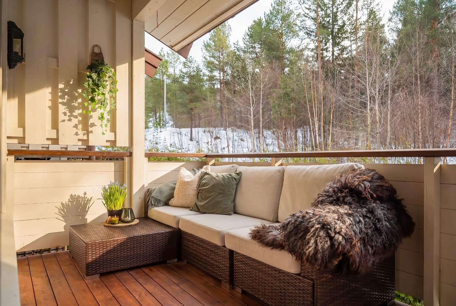 Sjarmerende og solrik balkong med utsyn mot grønne omgivelser. Her bor man skjermet med beliggenhet vendt mot friareal. Galleribilde