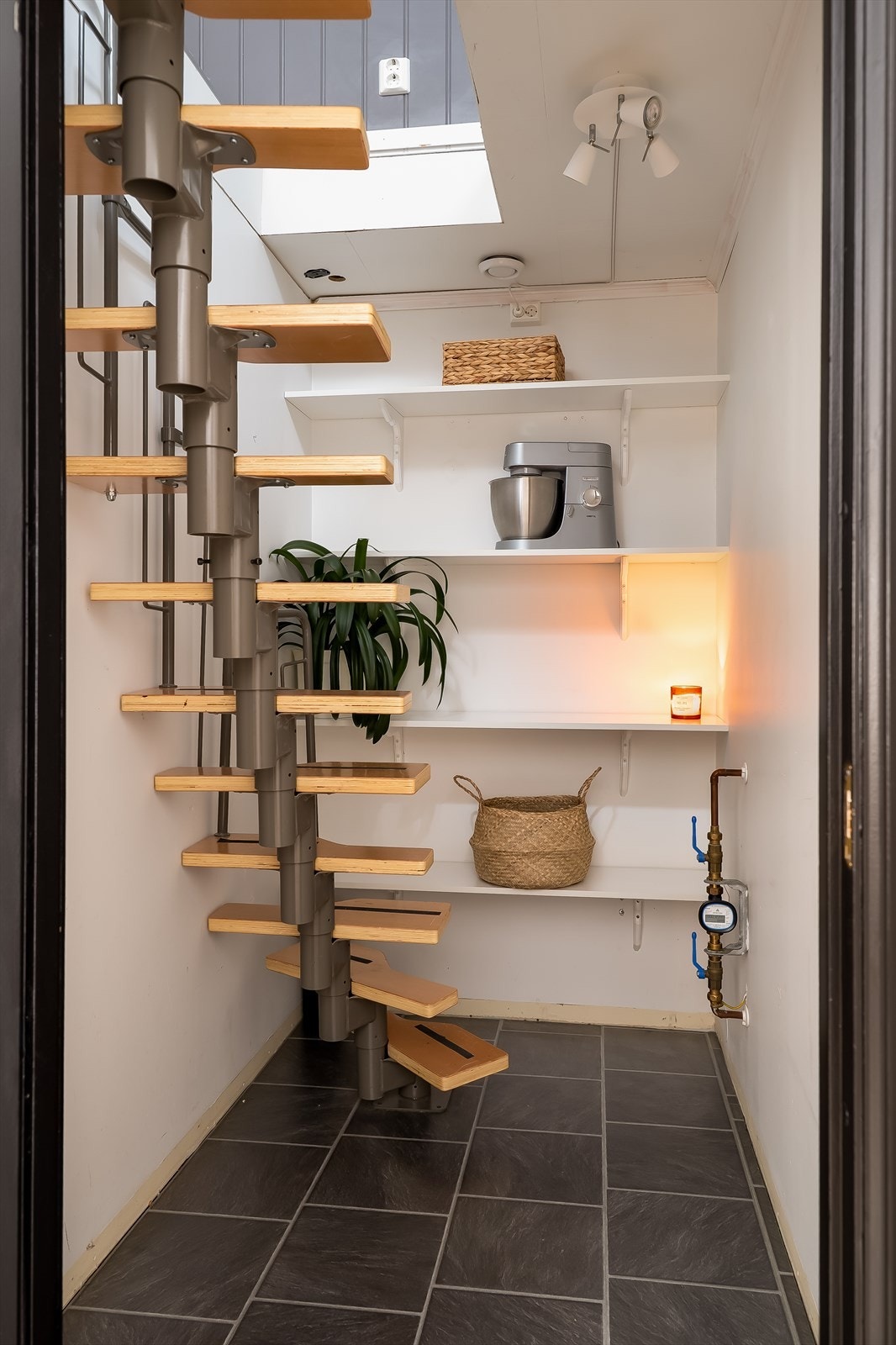 Fra boden i tilknytning til stuen er det adkomst til loftet via trapp. Galleribilde