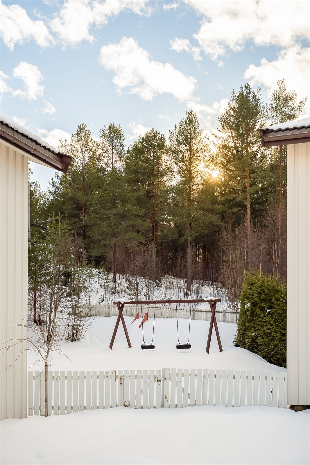 Her bor man rolig og barnevennlig med lekeplass like ved boligen. Galleribilde