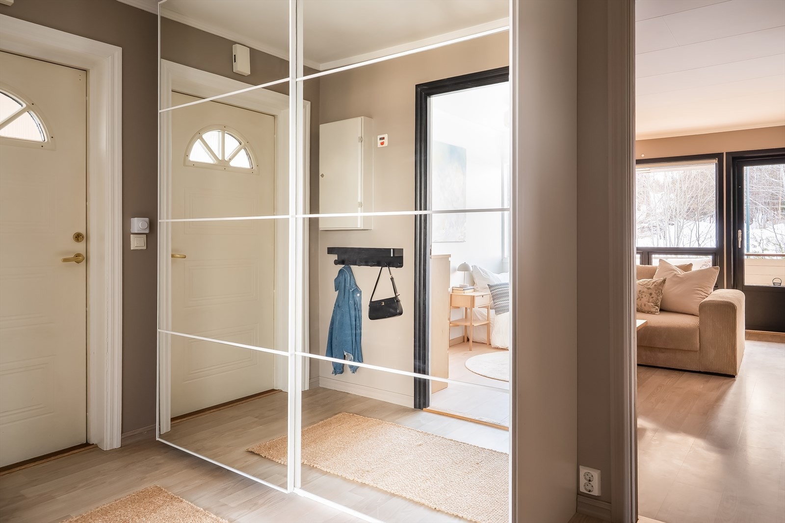 Innbydende entré med garderobeløsning med speilfronter som gir gode oppbevaringsmuligheter. Galleribilde
