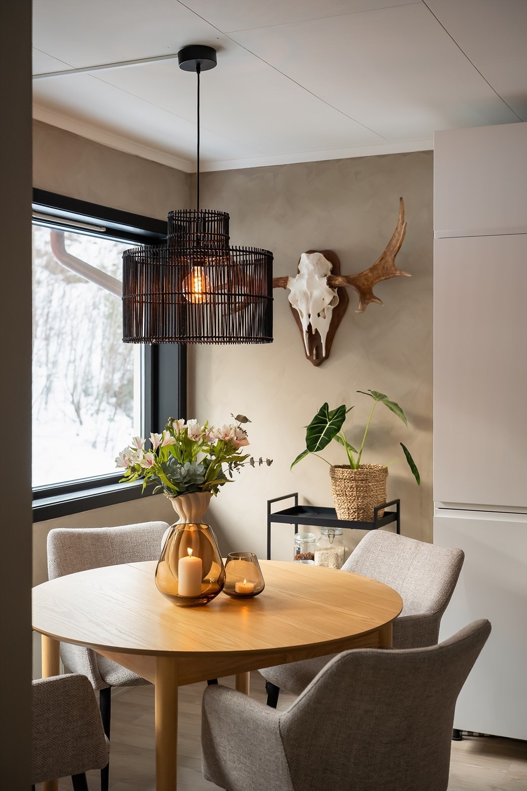 Det passer utmerket å innrede med spisegruppe mellom kjøkken og stue. Galleribilde