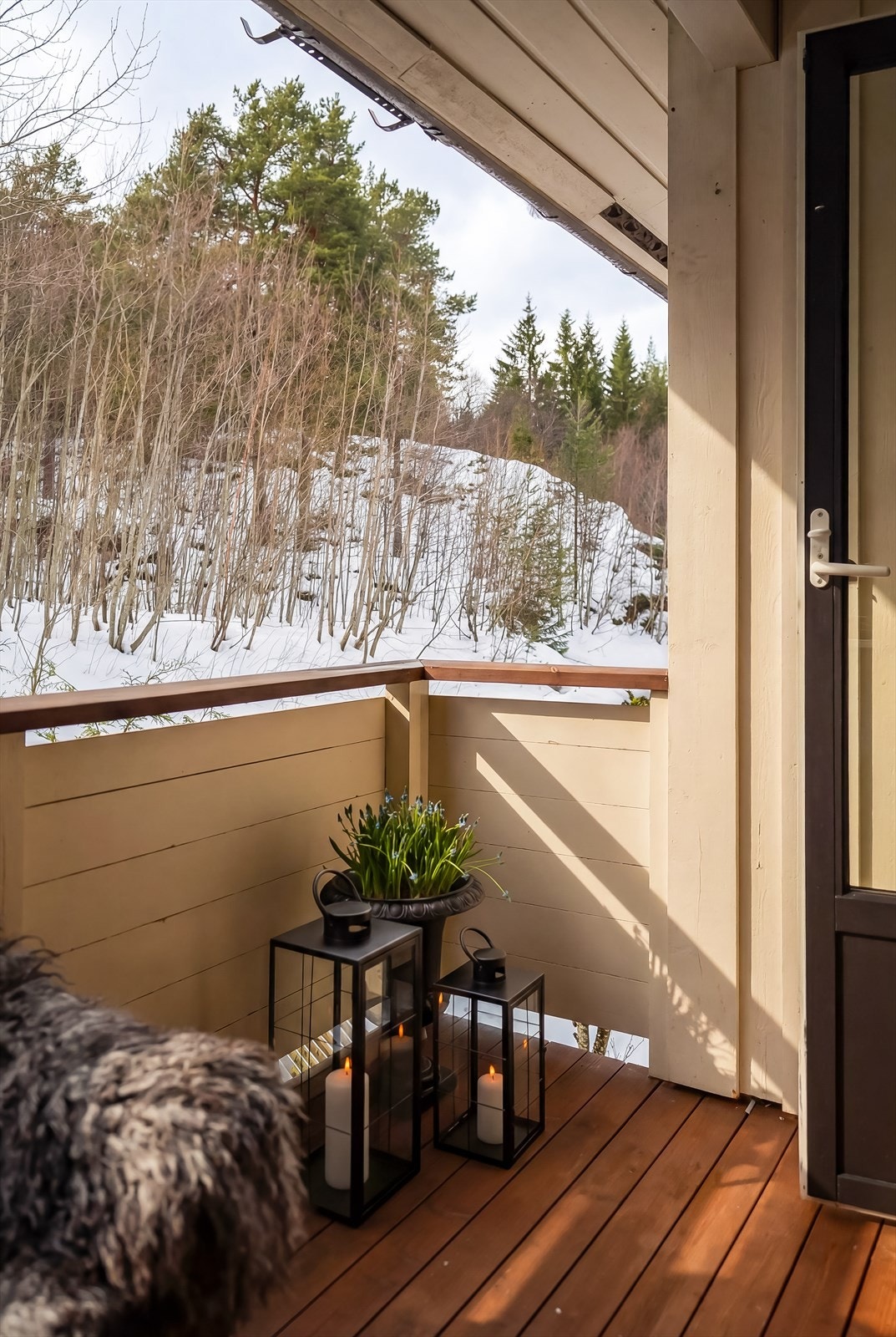 Her er det plass til sittegruppe for rolige stunder utendørs. Balkongen er sydvestvendt og har gode solforhold. Galleribilde