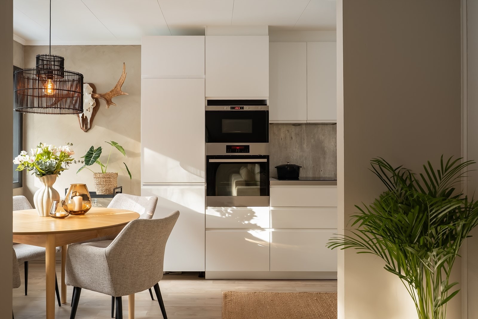 Delvis åpen løsning mellom stue og kjøkken skaper en sosial sone. Leiligheten har store vindusflater som gir rikelig med dagslys. Galleribilde