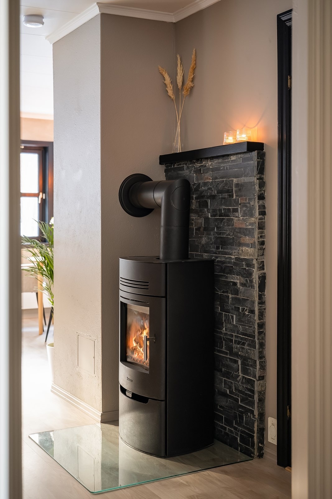 Vedovn i stuen bidrar til en lun og hyggelig atmosfære på kjøligere dager. Galleribilde