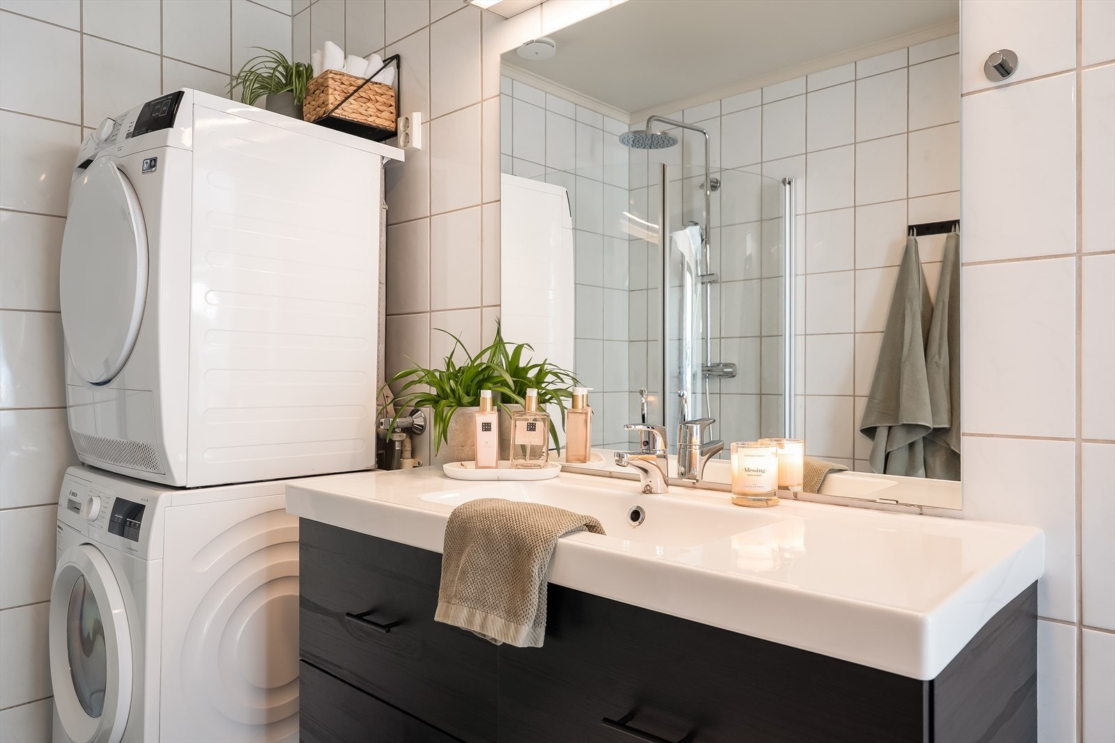 Flislagt baderom med varme i gulvet og opplegg for vaskemaskin. Galleribilde