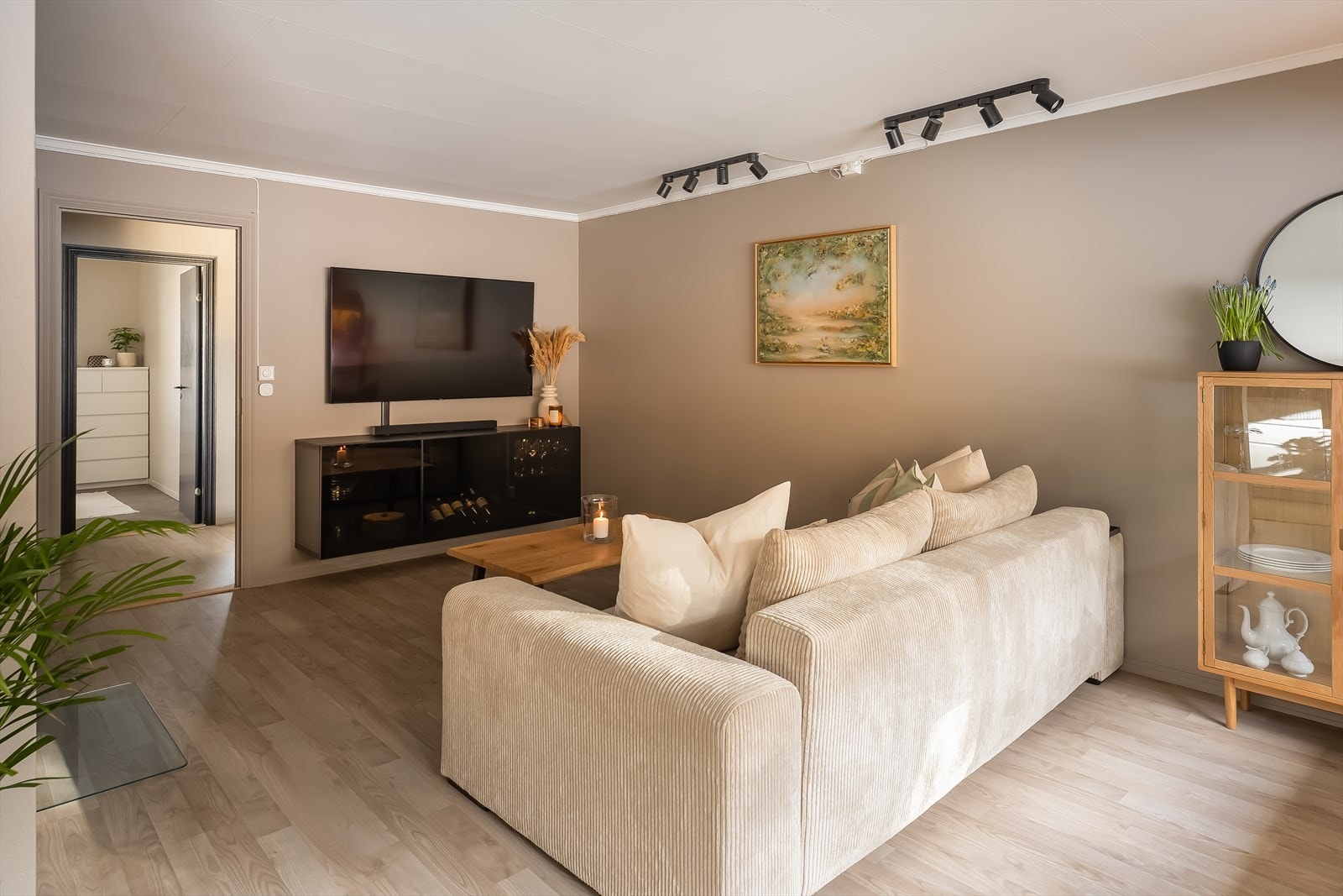 Innbydende stue med lyse farger som skaper en behagelig atmosfære. Galleribilde