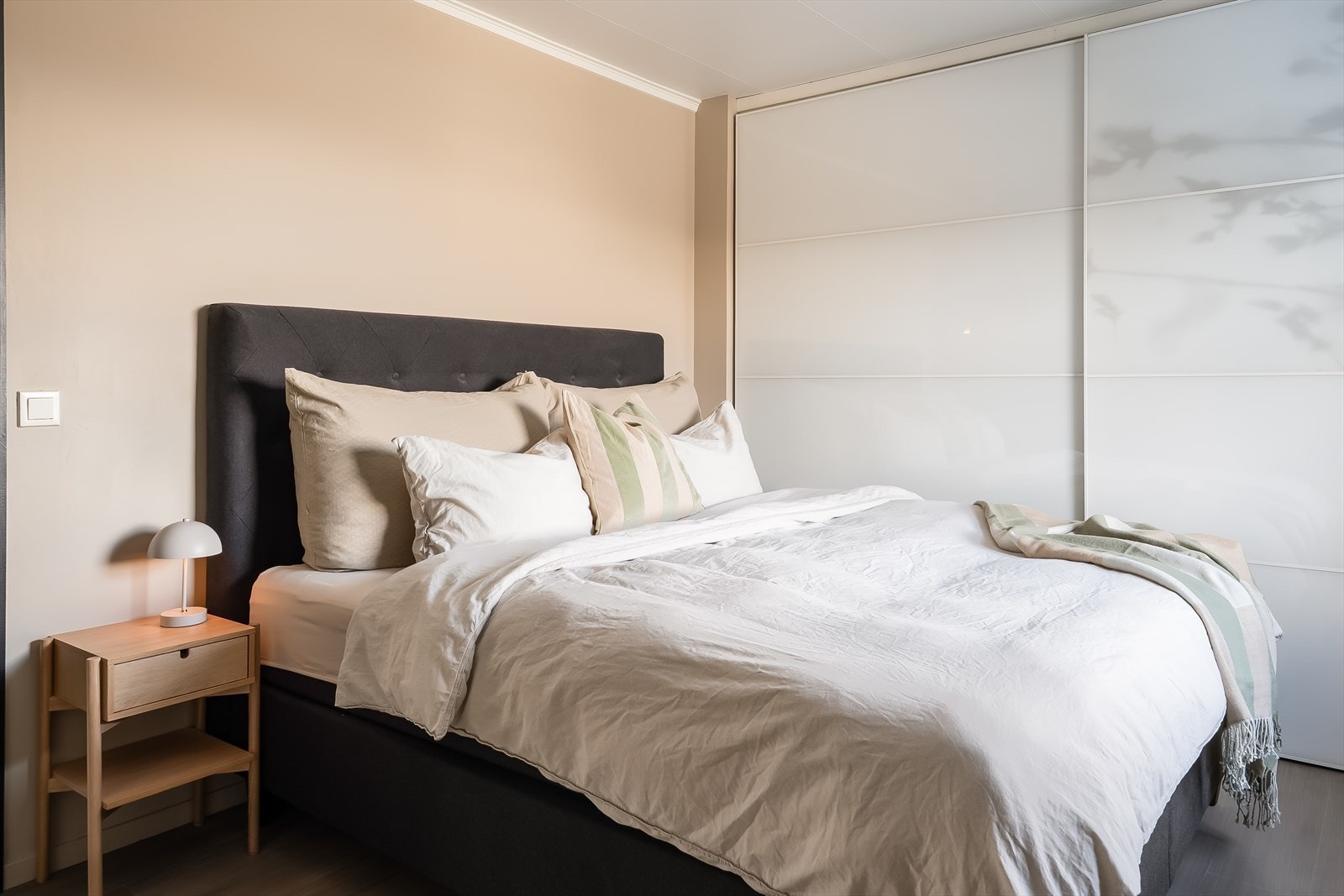 Hovedsoverommet er på 13,5 kvm med god plass til stor dobbeltseng og garderobeløsning. Galleribilde