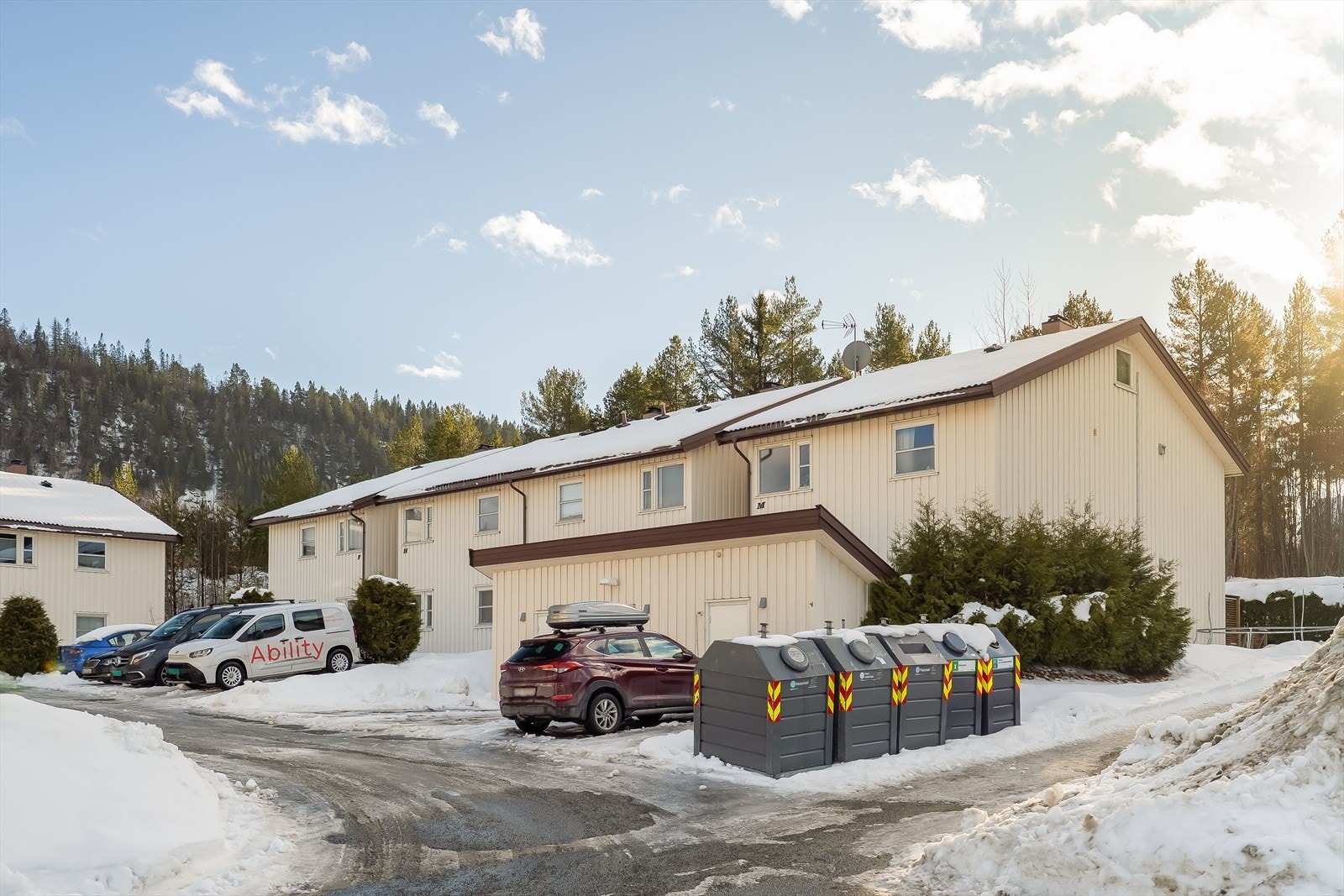 Fast parkeringsplass på tunet utenfor huset samt privat utebod medfølger. Galleribilde