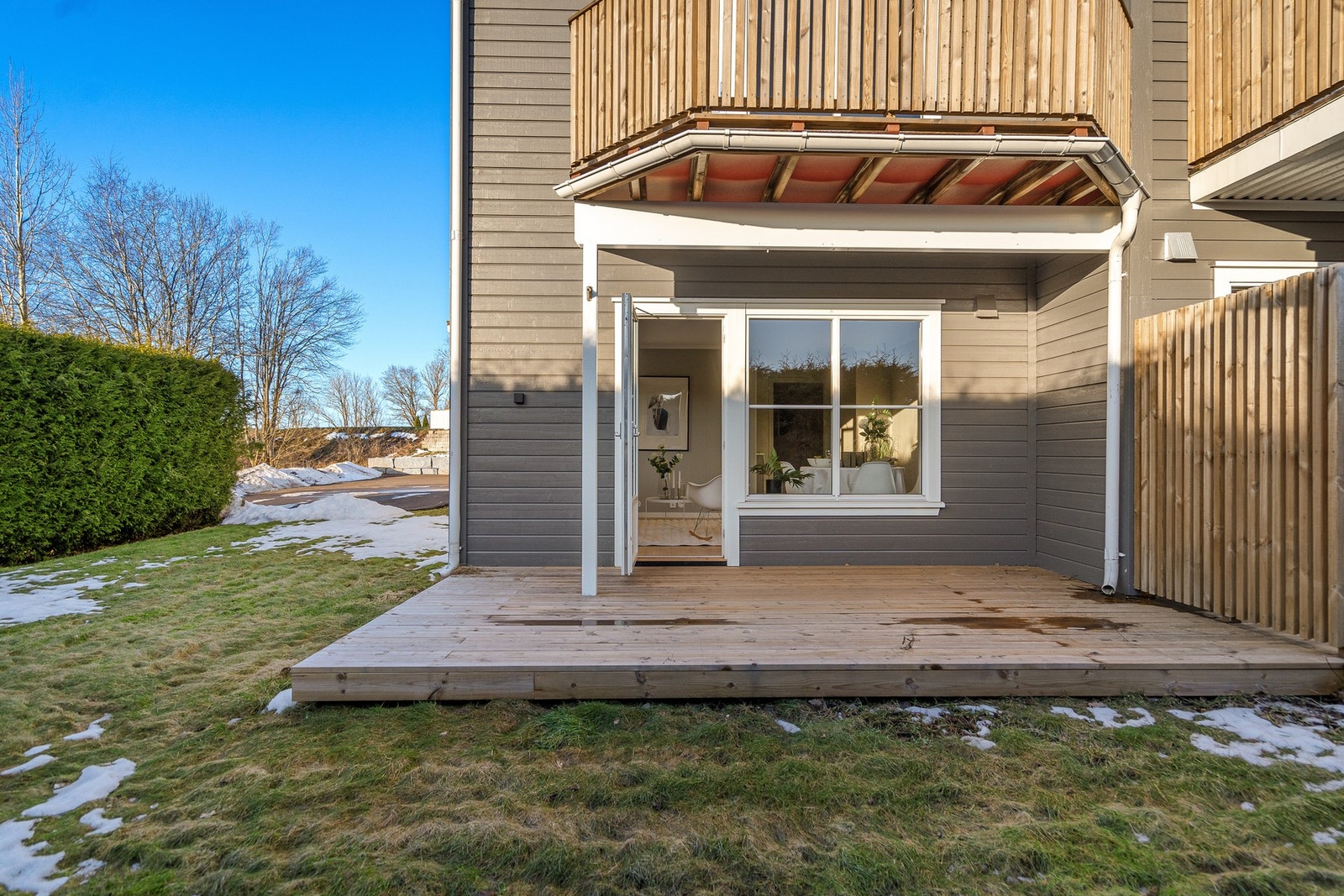 På terrassen kan man sitte og nyte herlige og solrike sommerdager Galleribilde