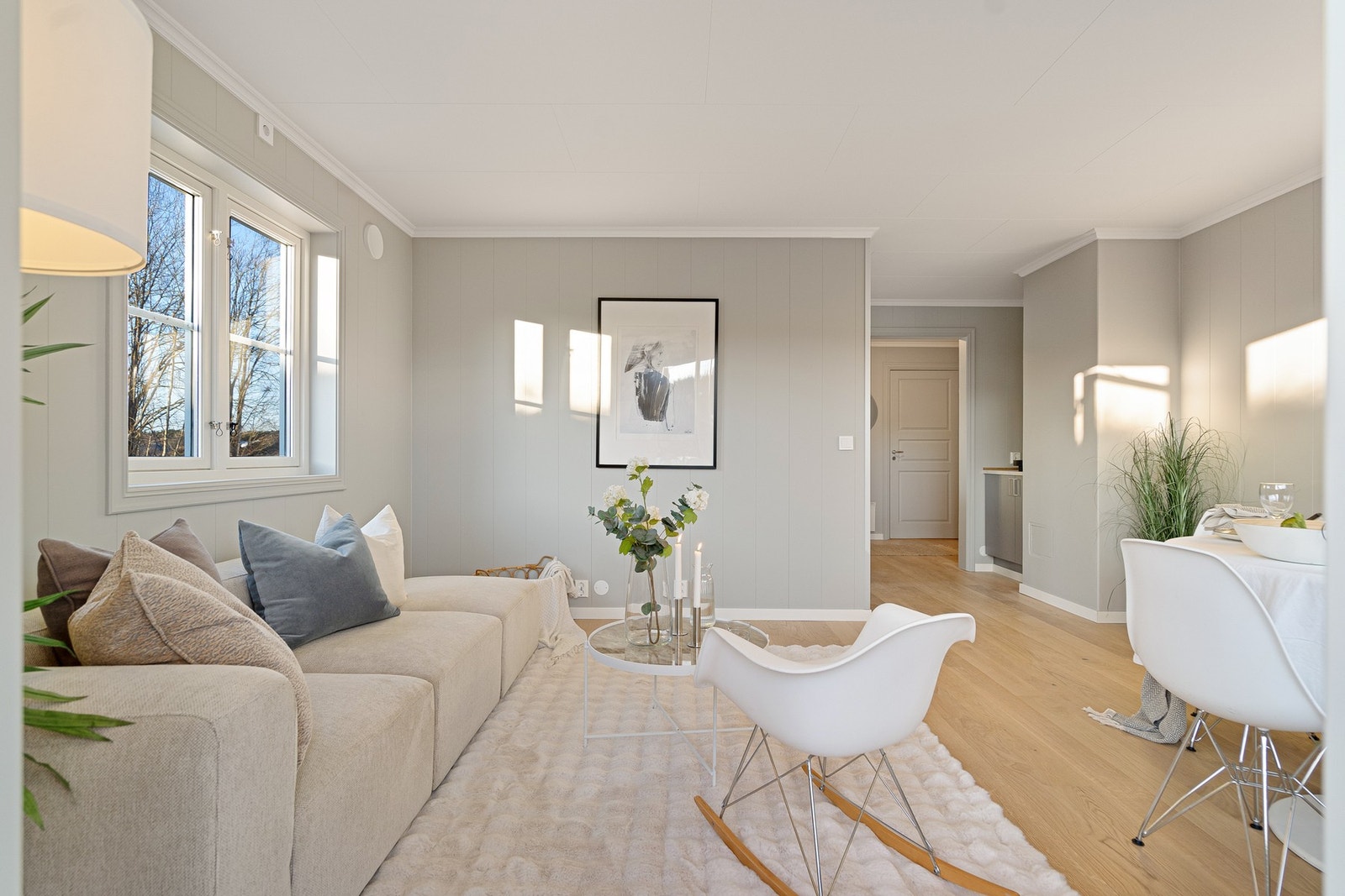 Gode møbleringsmuligheter med plass til både sofa og spiseplass Galleribilde
