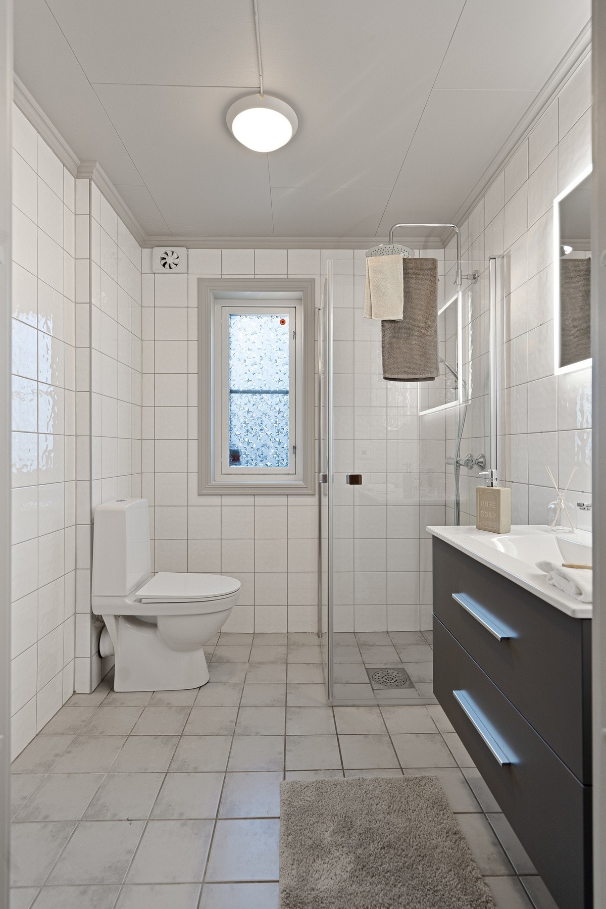 Nye baderomsmøbler bla moderne baderomsinnredning med tilhørende speil Galleribilde