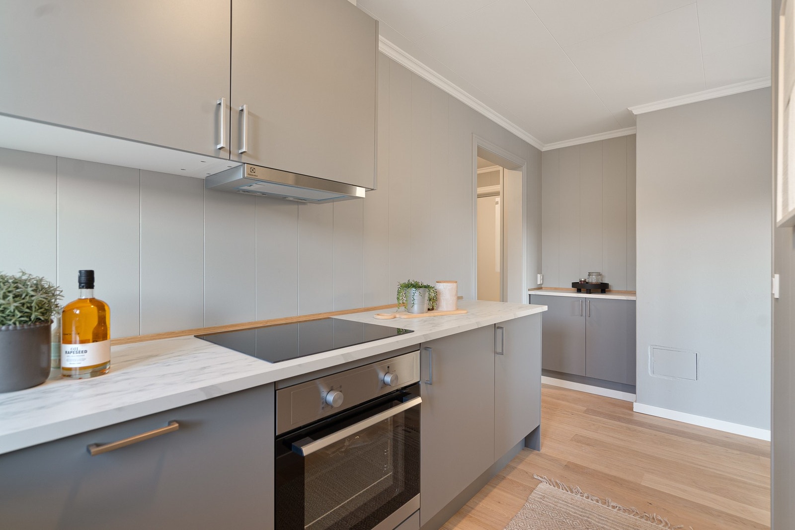 Helt nye hvitevarer bla integrert steketopp, komfyr, oppvaskmaskin og et lite kjøleskap Galleribilde