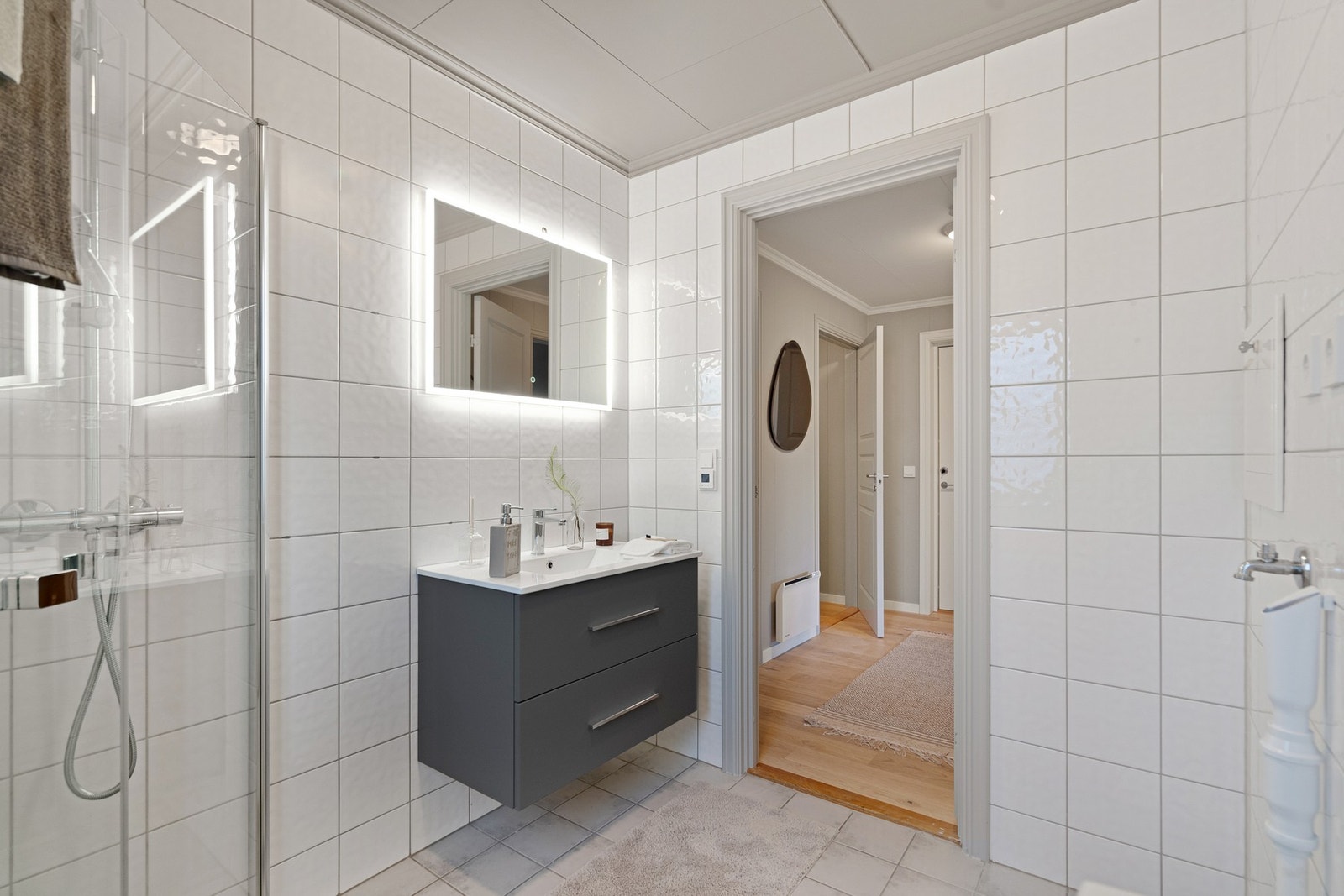 Romslig bad som er flislagt på gulv og vegger Galleribilde