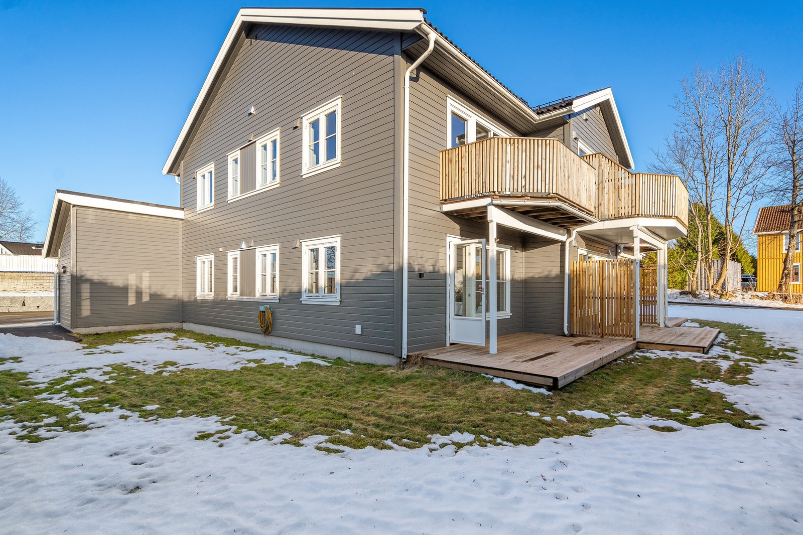 Herlig, solrik og usjenert terrasse Galleribilde