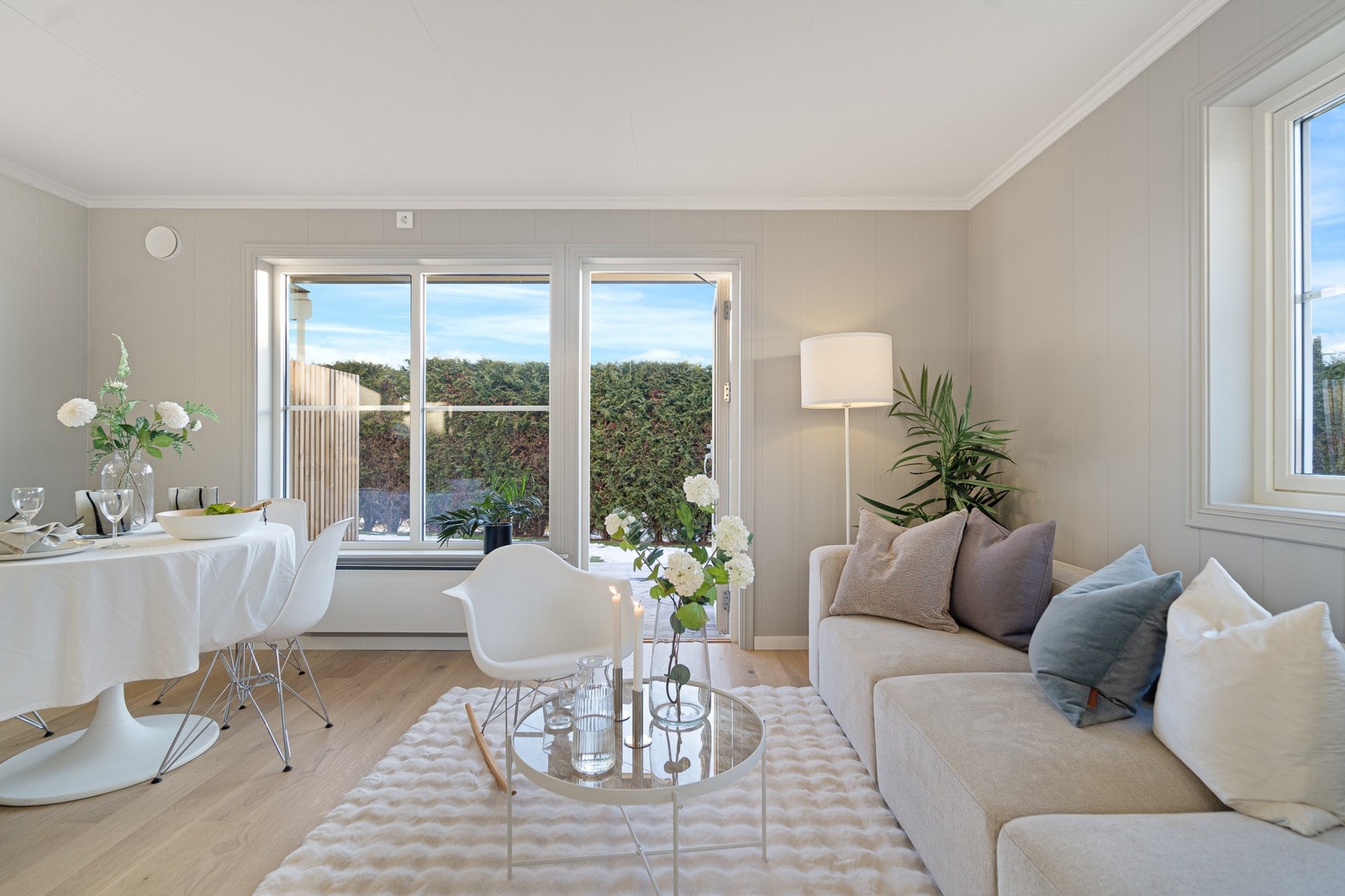 Lys og fin stue med utgang til terrasse og hagen Galleribilde