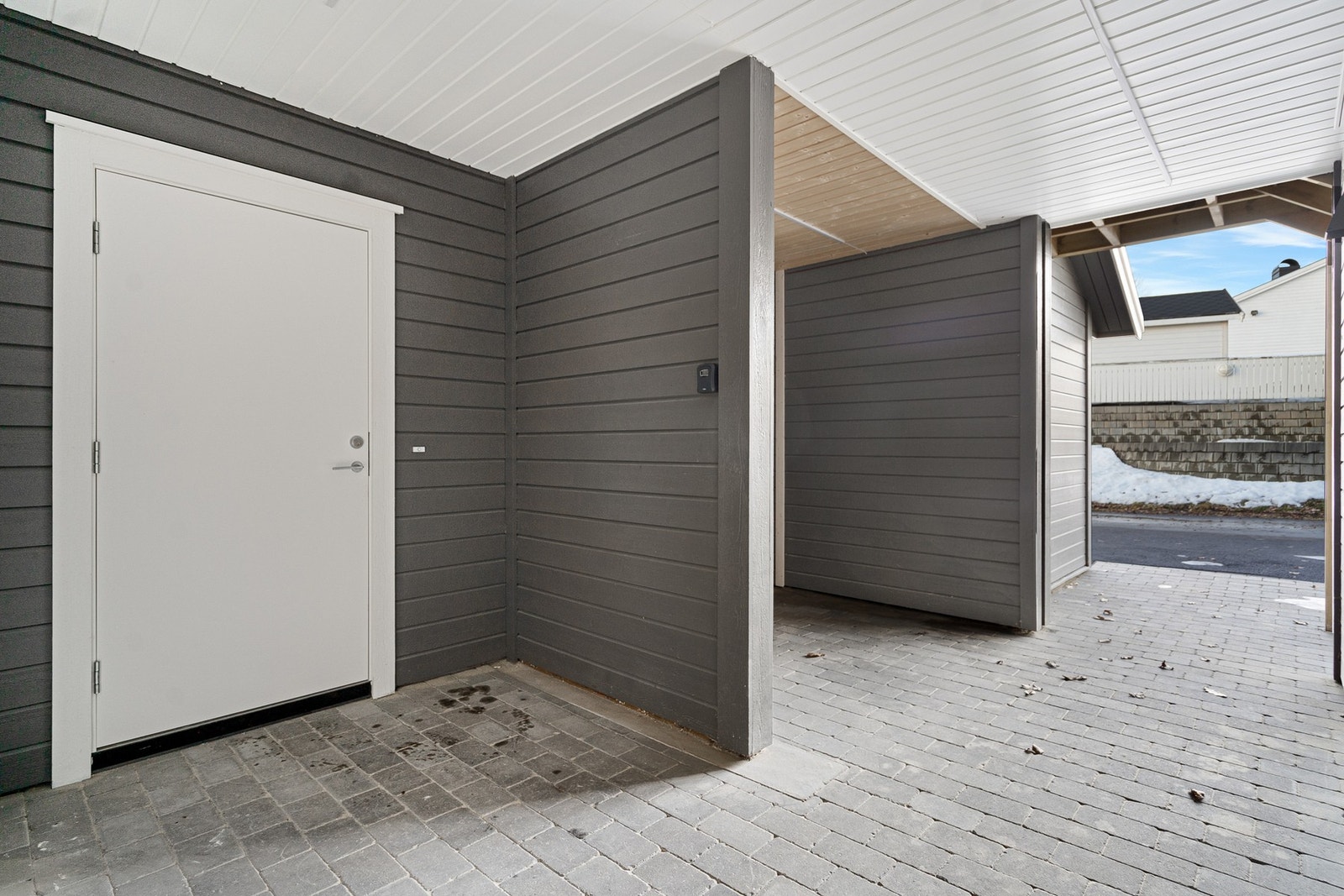 Overbygget inngangsparti med bla plass til sykler Galleribilde