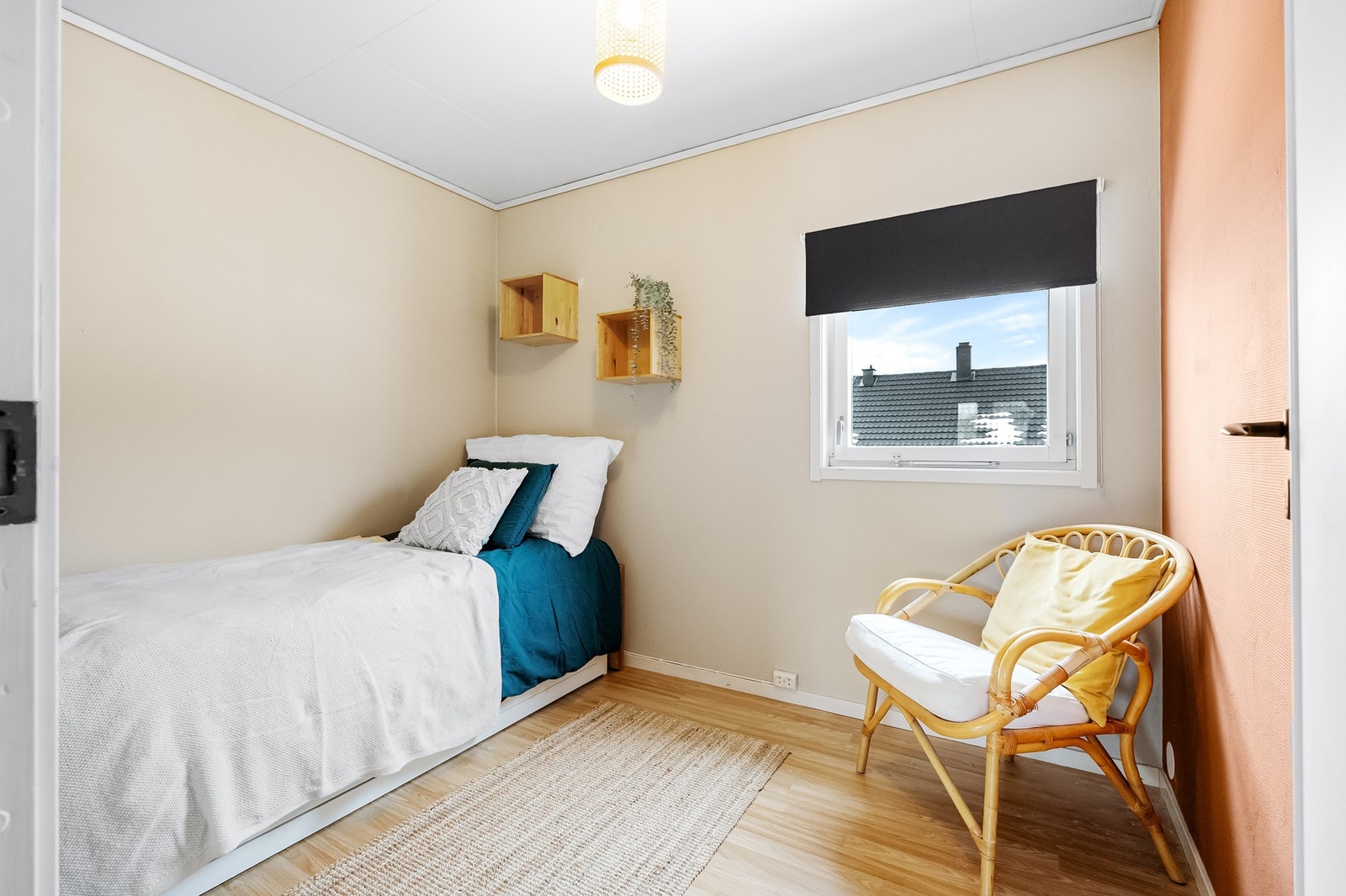 De to øvrige rommene er ideelle som barnerom, gjesterom eller kontor, begge med plass til seng, nattbord og skrivebord. Galleribilde