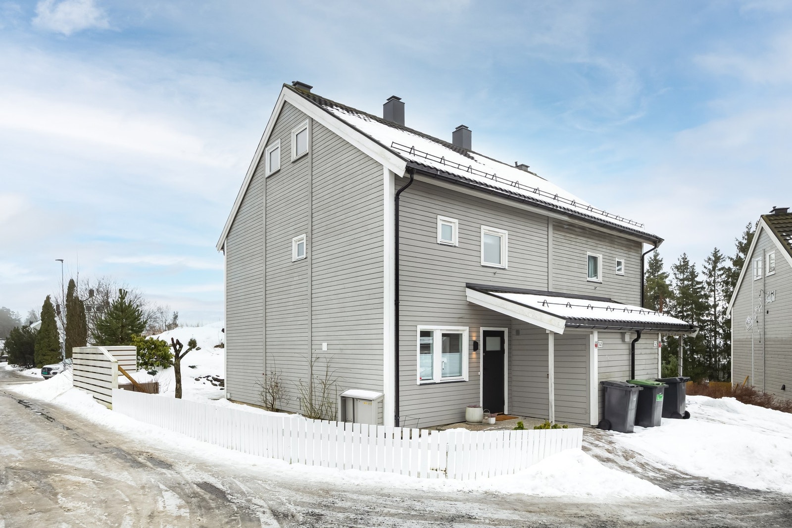 Her bor du med flotte turområder utenfor døren, samtidig som skoler, barnehager, butikker og offentlig kommunikasjon er lett tilgjengelig. Galleribilde